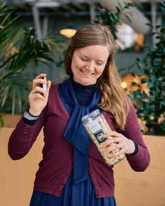 Emmy met een herbruikbare pot van Wisselwaar