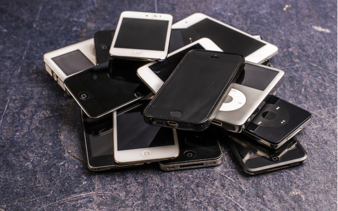 Stapel afgedankte smartphones